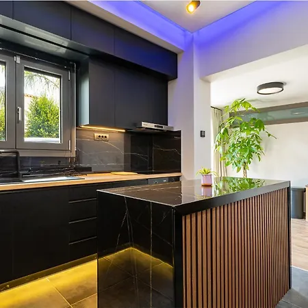 Casa vacanze Noir - Chic 2br House Near Maleme