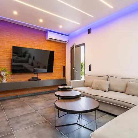 Noir - Chic 2br House Near