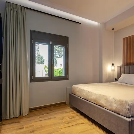 Noir - Chic 2br House Near Maleme