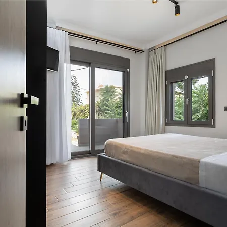 Noir - Chic 2br House Near *
