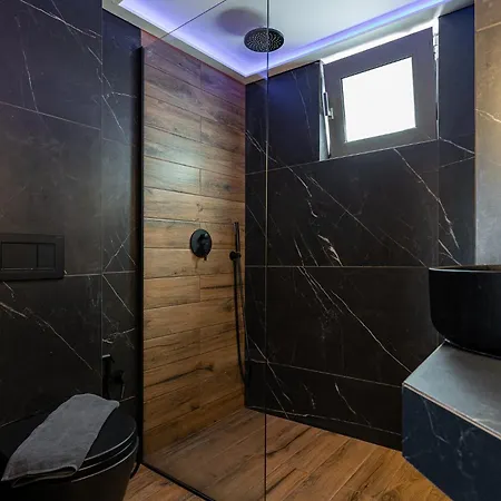 Case de vacanță Noir - Chic 2br House Near